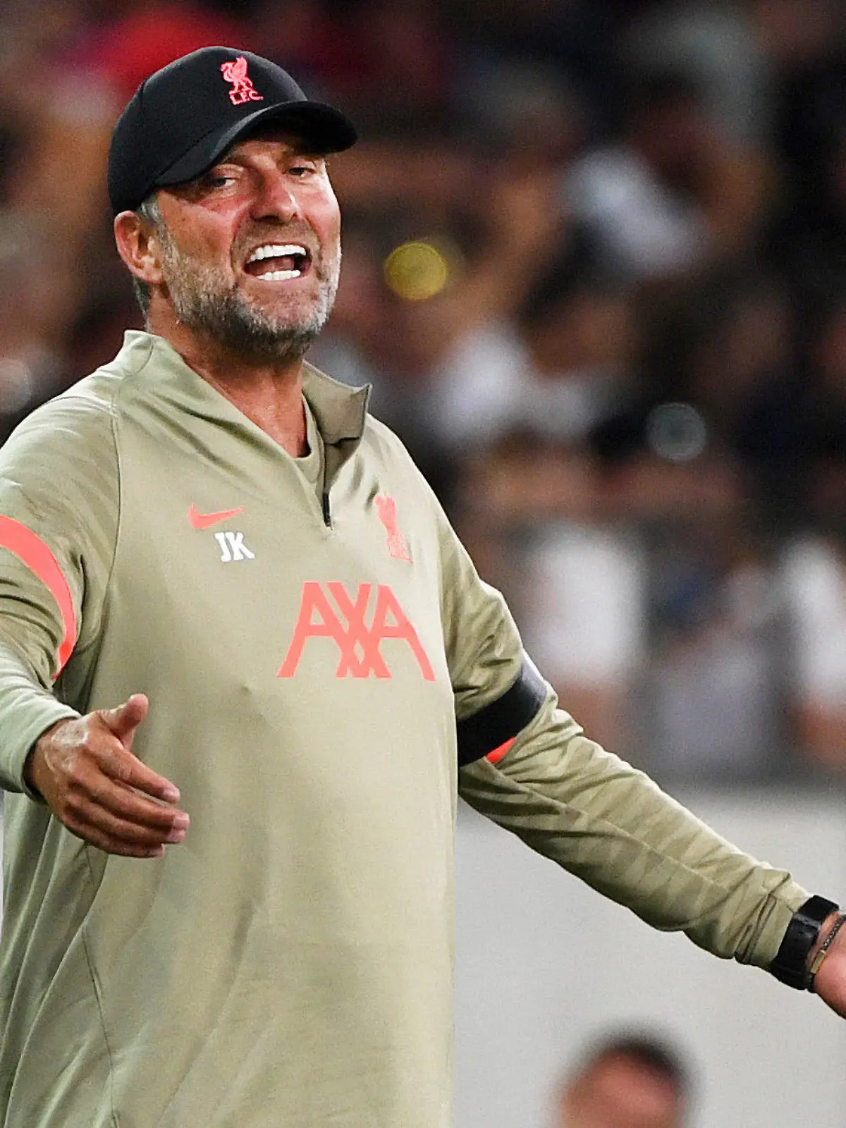 ARCHIV - 29.07.2021, Österreich, Innsbruck: Fußball: Testspiele, Hertha BSC - FC Liverpool. Liverpools Trainer Jürgen Klopp gibt Anweisungen. Angesichts gewaltiger Ausgaben der Konkurrenten für neue Spieler hat Liverpools Trainer Jürgen Klopp die Transferpolitik des englischen Fußball-Erstligisten verteidigt. Foto: Sebastian Räppold/Matthias Koch/dpa +++ dpa-Bildfunk +++