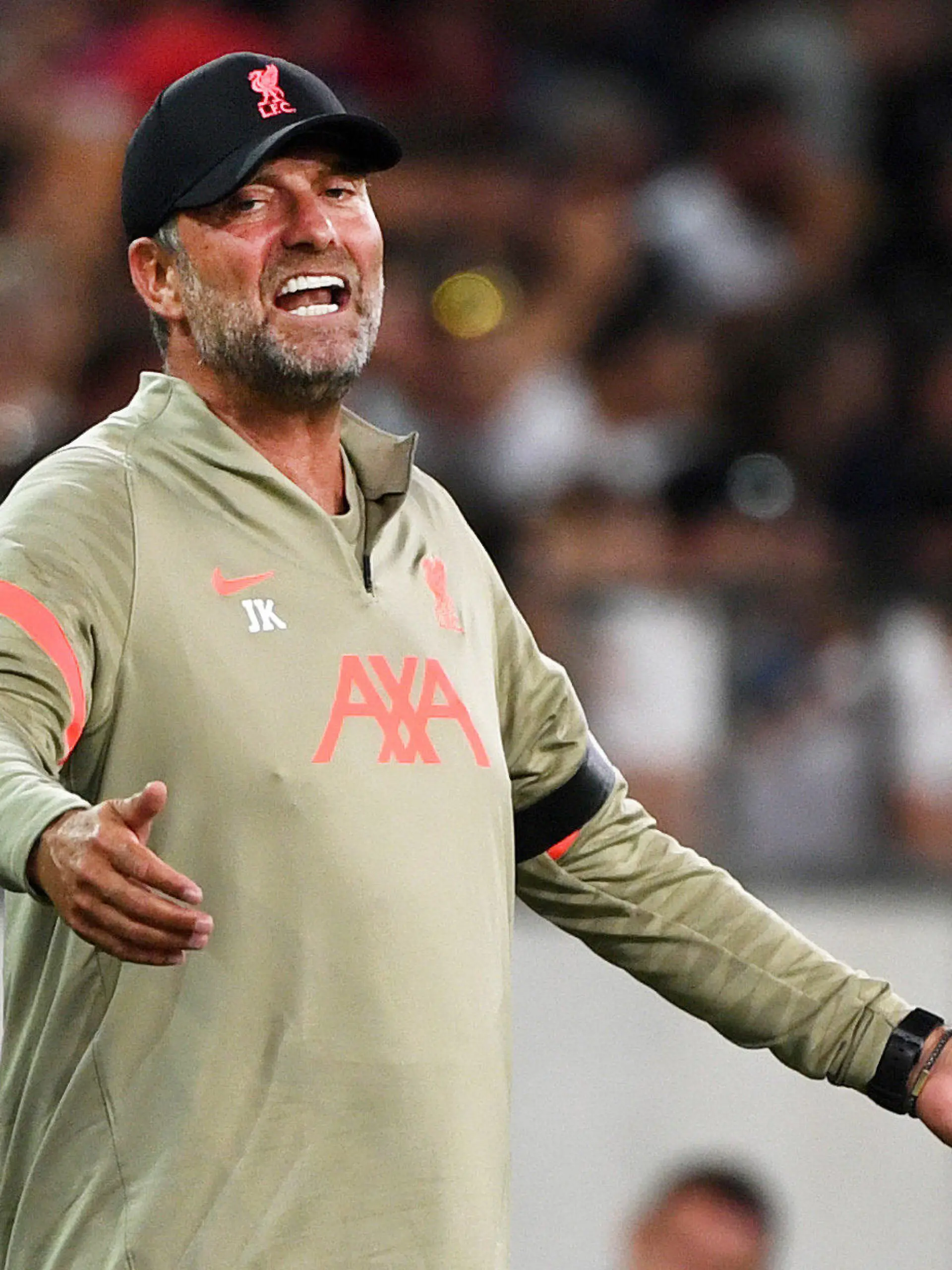 ARCHIV - 29.07.2021, Österreich, Innsbruck: Fußball: Testspiele, Hertha BSC - FC Liverpool. Liverpools Trainer Jürgen Klopp gibt Anweisungen. Angesichts gewaltiger Ausgaben der Konkurrenten für neue Spieler hat Liverpools Trainer Jürgen Klopp die Transferpolitik des englischen Fußball-Erstligisten verteidigt. Foto: Sebastian Räppold/Matthias Koch/dpa +++ dpa-Bildfunk +++