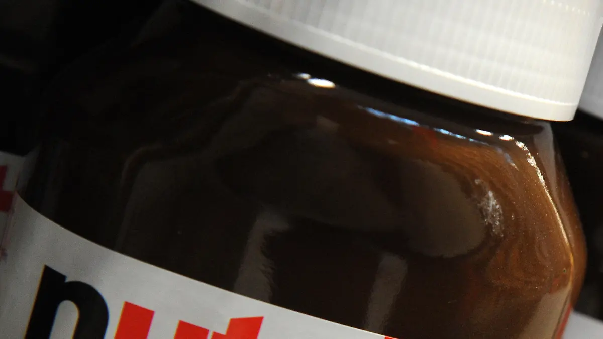 ARCHIV - ILLUSTRATION - Nutella-Gläser stehen am 17.11.2011 in einem Regal in einem Supermarkt in Hamburg.Eine Mutter hat mit einer Klage gegen den Hersteller von Nutella wegen irreführender Werbung in den USA einen millionenschweren Erfolg erzielt. Foto: Marcus Brandt dpa +++(c) dpa - Bildfunk+++