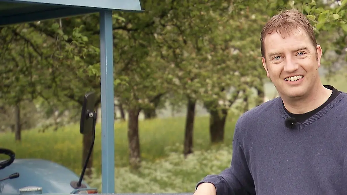 +++++++++++++++++++++++++++++++++ACHTUNG SPERRFRIST!!KEINE VERÖFFENTLICHUNG VOR DEM 05.06.2017, 20:15 UHR !!+++++++++++++++++++++++++++++++++Der treue Traktorfan Bernhard "Benny" (42) aus dem Südschwarzwald, Baden-Württemberg, bewirtschaftet im Nebenerwerb 17ha Grün- und Ackerland sowie 2ha Forst. Er hat 20 Hühner und zwei Katzen.