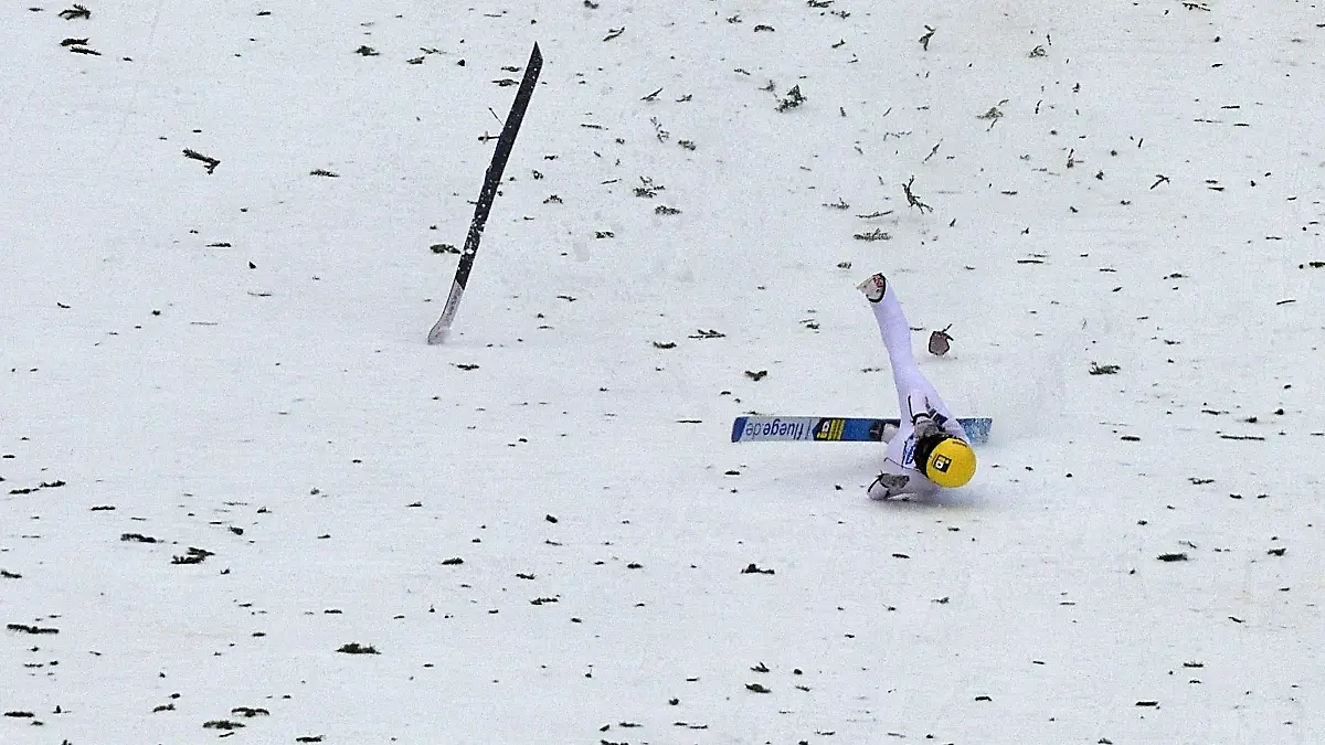 Sturz beim Ski Weltcup in Willingen. Jenny Rautionaho aus Finnland verletzt sich nach mehreren Überschlägen und muss von Sanitätern geborgen werden.