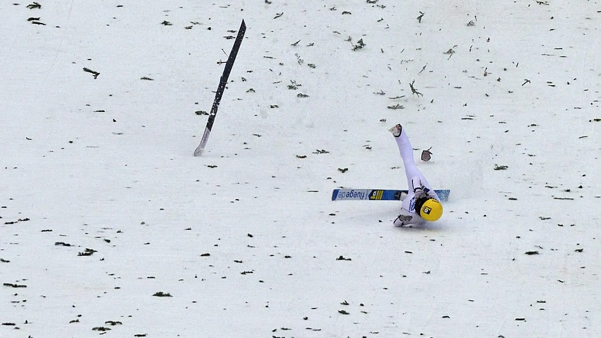Sturz beim Ski Weltcup in Willingen. Jenny Rautionaho aus Finnland verletzt sich nach mehreren Überschlägen und muss von Sanitätern geborgen werden.