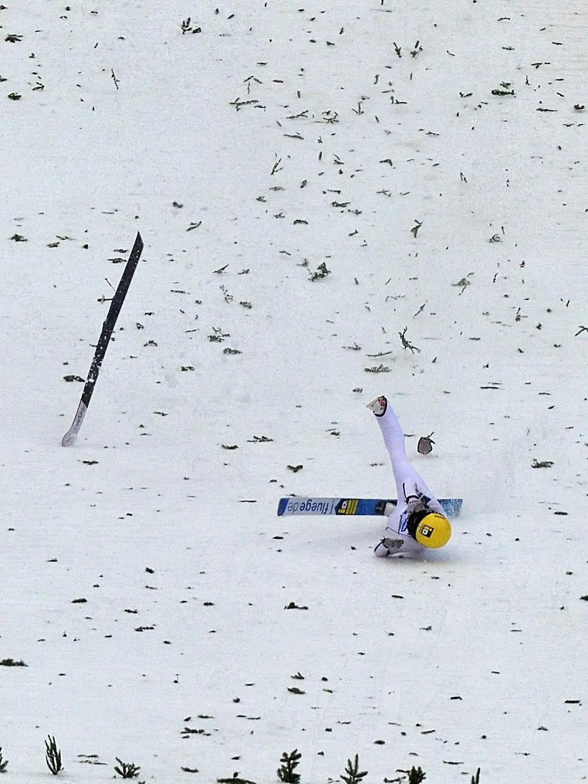 Sturz beim Ski Weltcup in Willingen. Jenny Rautionaho aus Finnland verletzt sich nach mehreren Überschlägen und muss von Sanitätern geborgen werden.