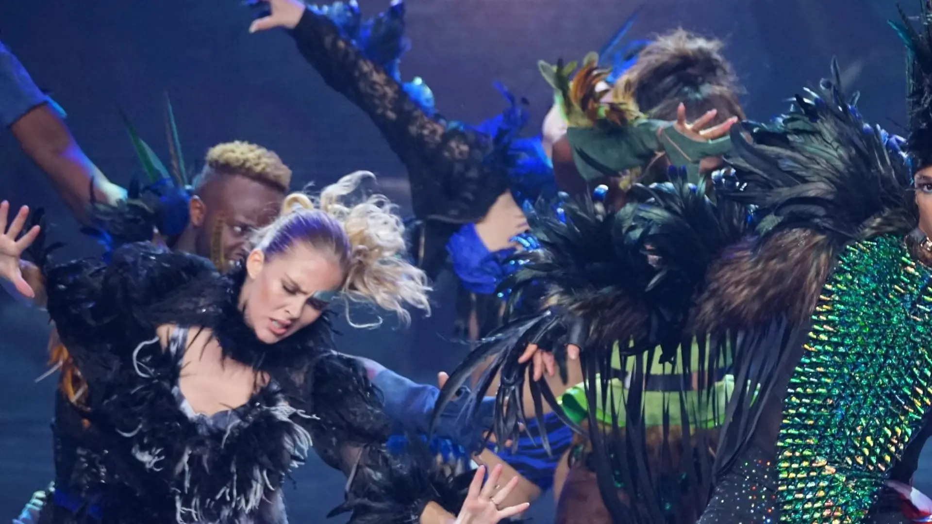 Prince Damien tanzt bei seinem Solo zu "Can't Be Tamed" von Miley Cyrus.