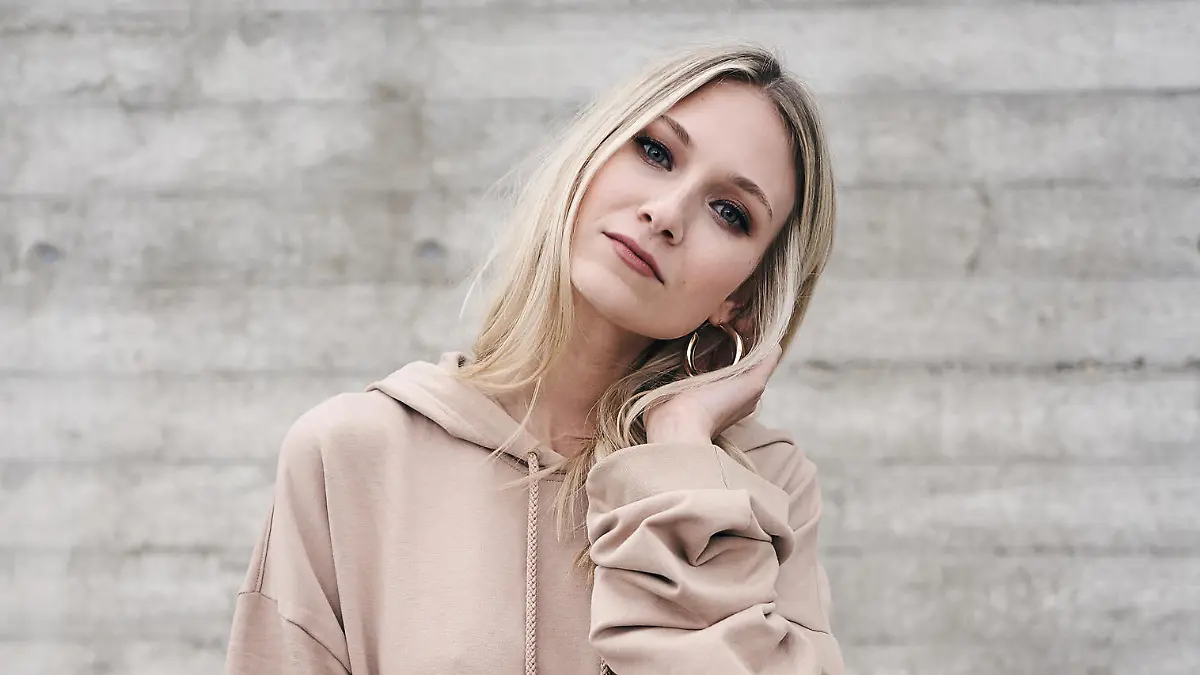Carolin-Hoodie 17.jpg