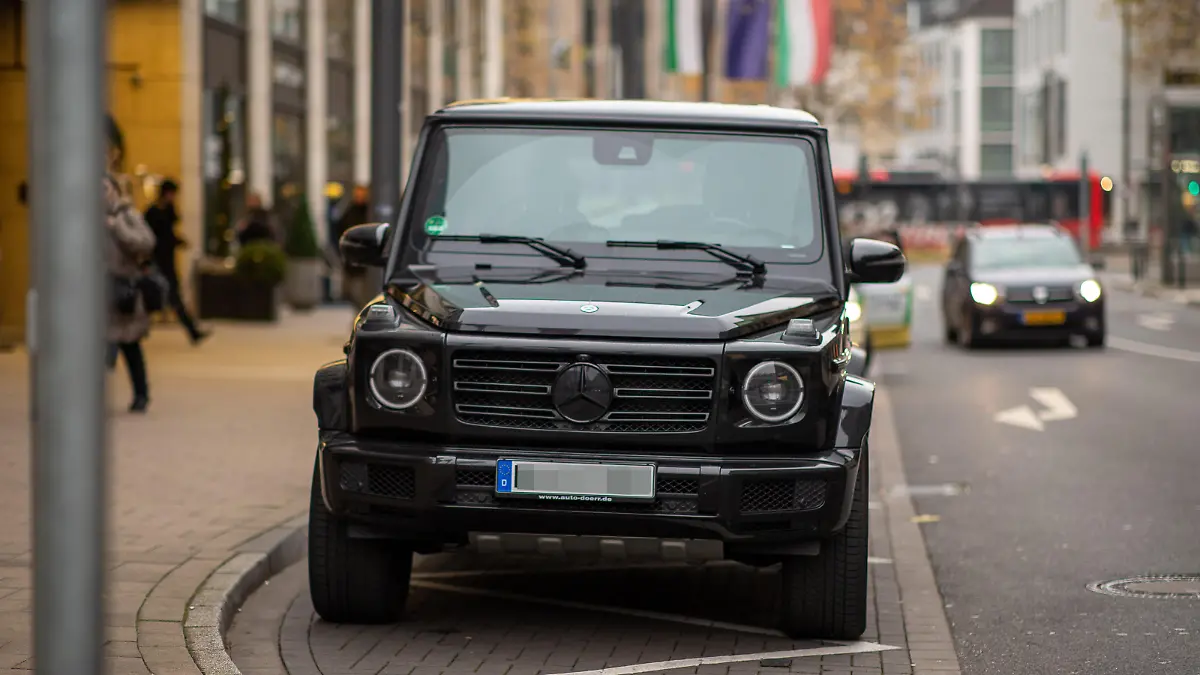 Themenbilder: Unterwegs in Duesseldorf, Mercedes G-Klasse bei der Breidenbacher Hof Duesseldorf, 02.12.2022, Foto: DROFITSCH/EIBNER