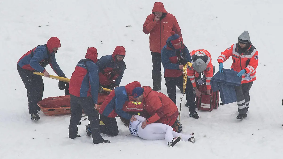 Ski nordisch, Skispringen: Weltcup, Großschanze, Frauen. Jenny Rautionaho aus Finnland wird nach ihrem Sprung behandelt.