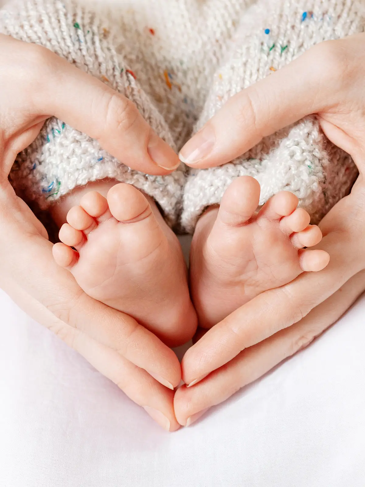Baby Füße in den Händen der Mutter