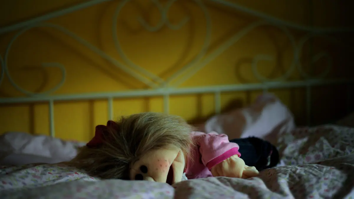ARCHIV - ILLUSTRATION - Eine Puppe liegt am 13.05.2011 in Kassel in einem Kinderzimmer auf dem Bett. Foto: Uwe Zucchi/dpa (zu lrs "Rund 4800 Hinweise auf mögliche Misshandlungen von Kindern 2013" vom 13.12.2014) +++(c) dpa - Bildfunk+++