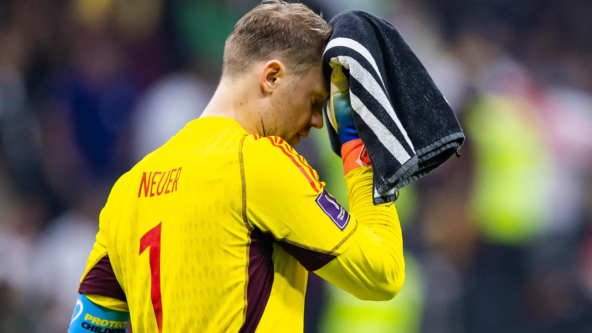 ARCHIV - 01.12.2022, Katar, Al-Chaur: Deutschlands Nationaltorwart Manuel Neuer hat einen Rücktritt aus der Nationalmannschaft vorerst ausgeschlossen (zu dpa: «Neuer schließt Rücktritt aus Nationalmannschaft aus») Foto: Tom Weller/dpa +++ dpa-Bildfunk +++
