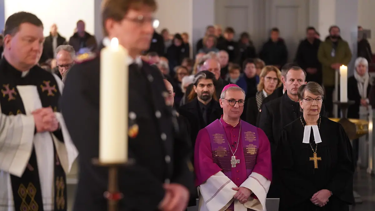 05.02.2023, Schleswig-Holstein, Neumünster: Kristina Kühnbaum-Schmidt (r), Landesbischöfin der Evangelisch-Lutherischen Kirche in Norddeutschland (Nordkirche) und Erzbischof Stefan Heße (2.v.r.) , Erzbistum Hamburg, nehmen am Trauergottesdienst für die Opfer der Messerattacke in einem Regionalzug von Kiel nach Hamburg teil. Der Ökumenische Gottesdienst findet in der Vicelinkirche in Neumünster statt. In der Stadt hatten die bei dem Verbrechen Getöteten - eine 17-Jährige und ein 19 Jahre alter junger Mann - die Berufsschule besucht. Bei dem Messerangriff am 25. Januar wurden zwei Menschen getötet und fünf Menschen verletzt, drei davon lebensgefährlich. Foto: Marcus Brandt/dpa-Pool/dpa +++ dpa-Bildfunk +++