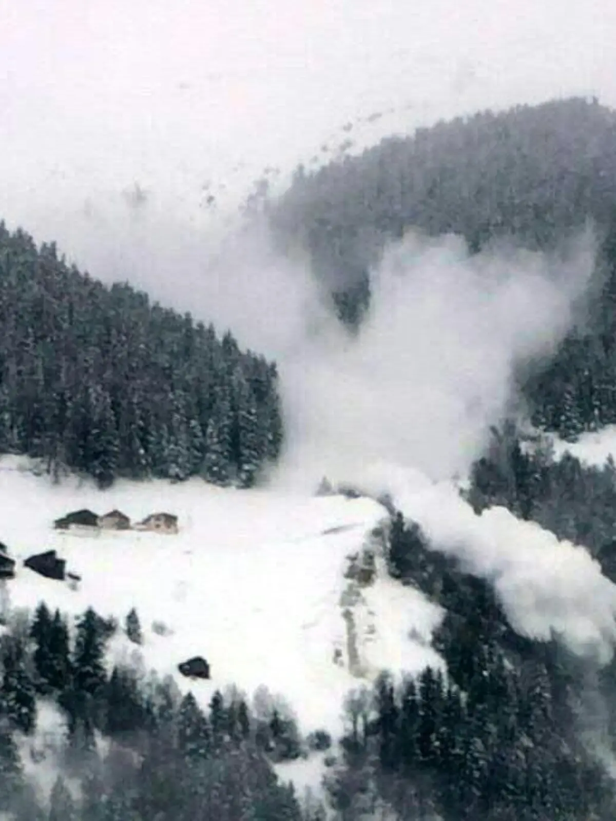 Eine Lawine geht am 22.01.2018 in See (Österreich) ab. In großen Teilen der Alpen herrscht Lawinengefahr. Bei heftigen Niederschlägen wächst die Gefahr gefährlicher Abgänge weiter. (zu dpa: «Höchste Lawinengefahr in den Alpen» vom 22.01.2018) Foto: Zeitungsfoto.At/Daniel Liebl/APA/dpa +++(c) dpa - Bildfunk+++