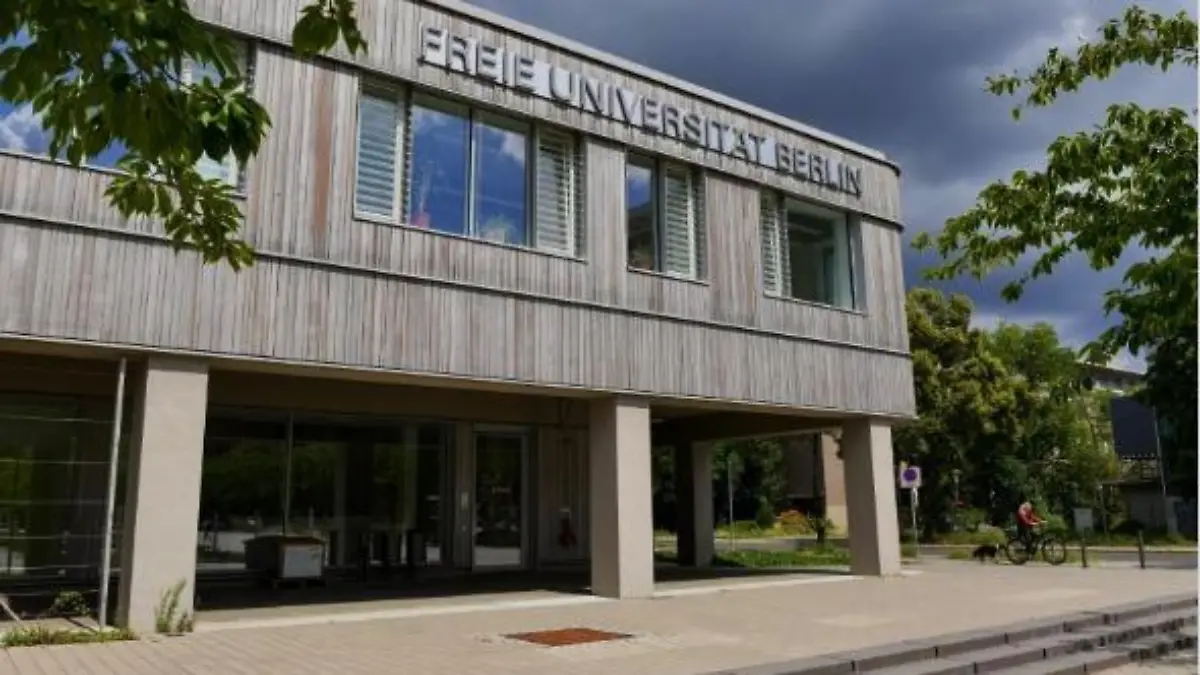 Die FU Berlin zählt rund 38.000 Studierende und hat ihren zentralen Campus in Berlin-Dahlem im Bezirk Steglitz-Zehlendorf.