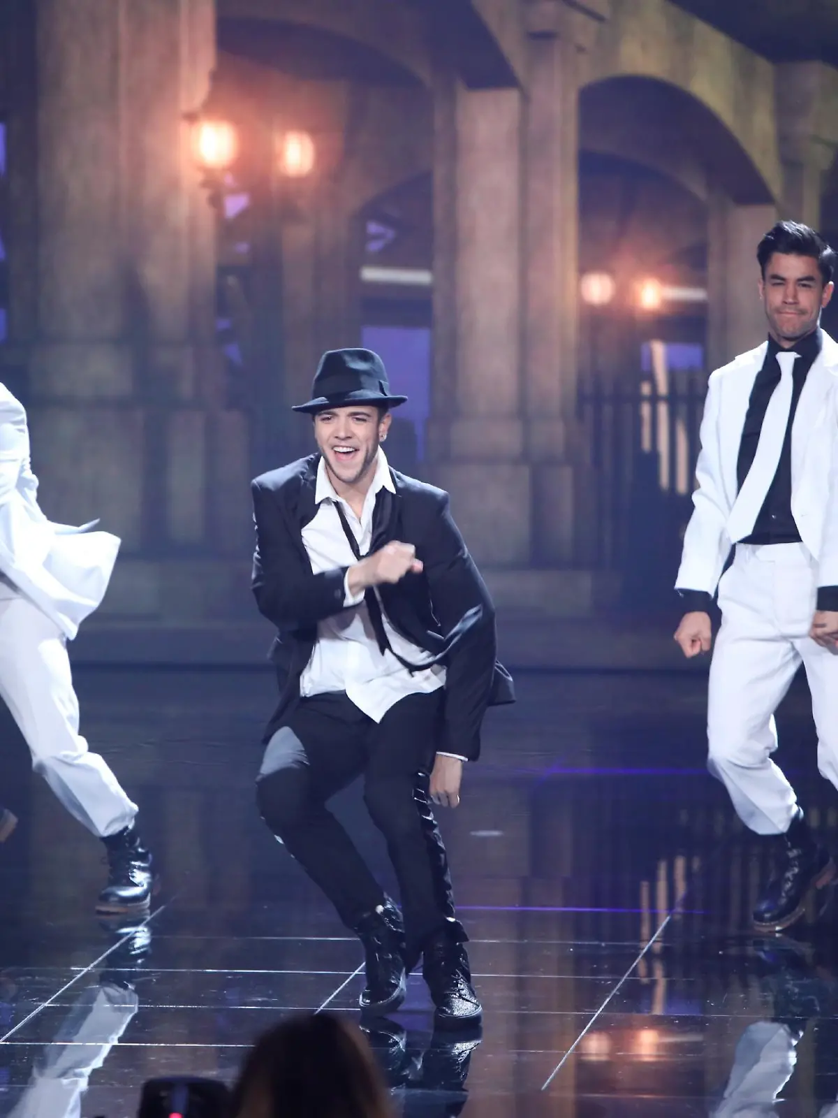 Luca Hänni tanzt bei seinem Solo zu "Beautiful Monster" von Ne-Yo.