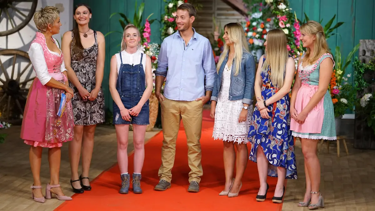 Moderatorin Inka Bause (l.) begrüsst auf dem Scheunenfest Gerald (30), den attraktiven Farmer aus Namibia und stellt ihm (v.l.) Reni, Jennifer, Anna, Andrea und Christine vor.
