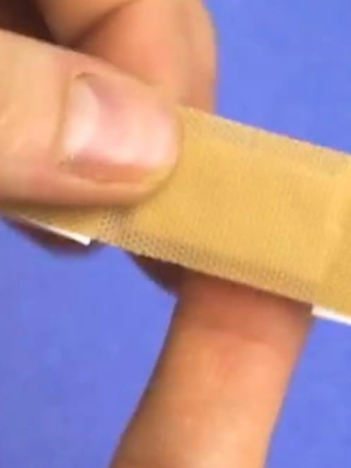 Bild zu: "So klebt ein Pflaster richtig am Finger"