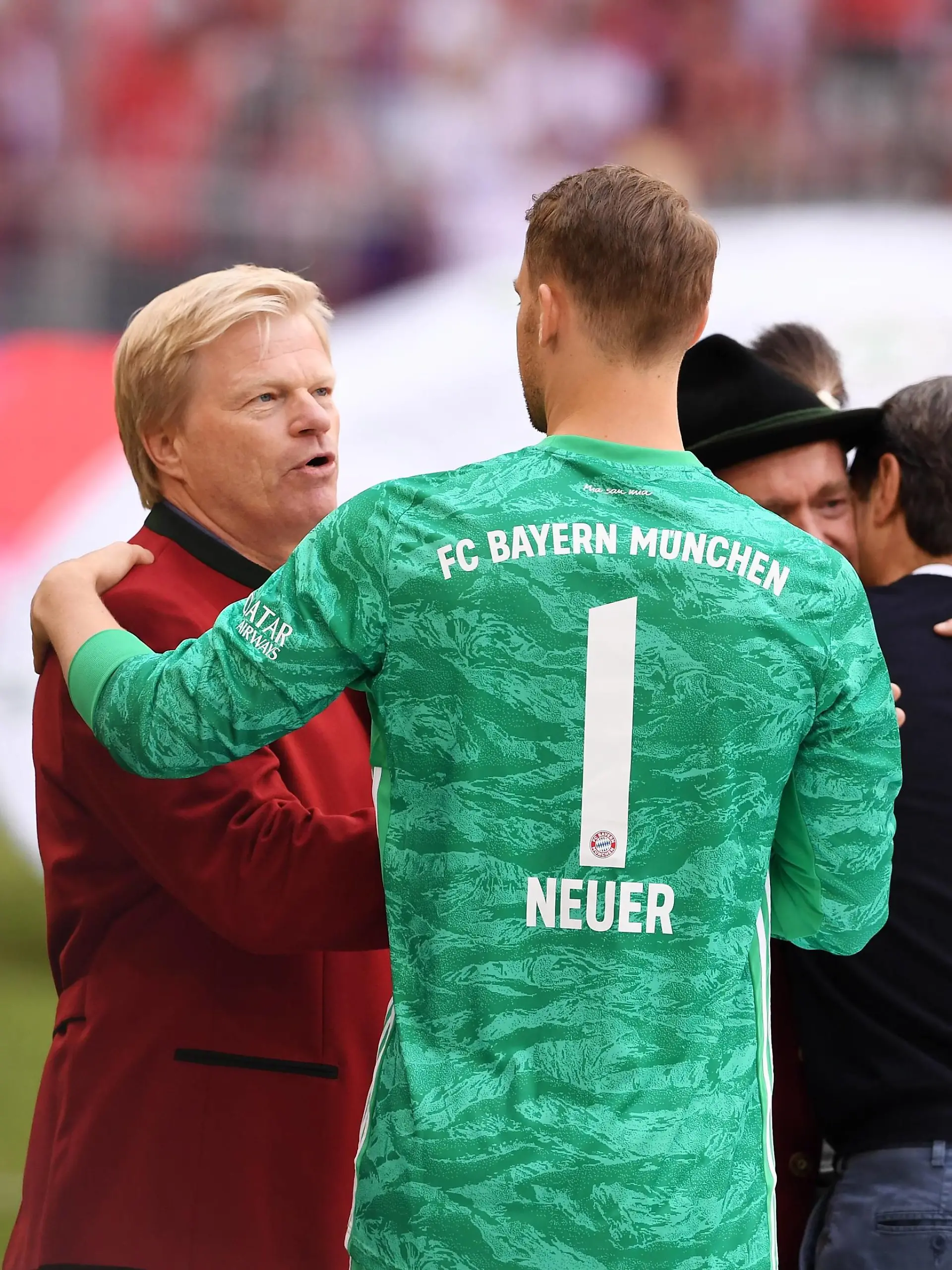 FUSSBALL 1. BUNDESLIGA SAISON 2018/2019 34. SPIELTAG FC Bayern Muenchen - Eintracht Frankfurt 18.05.2019 Der FC Bayern feiert den Gewinn der 29. Deutschen Meisterschaft: FC Bayern Legenden stehen Spalier, Oliver Kahn (li) umarmt und gratuliert Torwart Manuel Neuer ----DFL regulations prohibit any use of photographs as image sequences and/or quasi-video.---- *** FUSSBALL 1 BUNDESLIGA SAISON 2018 2019 34 PLAY DAY FC Bayern Muenchen Eintracht Frankfurt 18 05 2019 FC Bayern celebrates winning the 29th German Championship FC Bayern legends stand on a trellis, Oliver Kahn embraces and congratulates goalkeeper Manuel Neuer DFL regulations prohibit any use of photographs as image sequences and or quasi video  