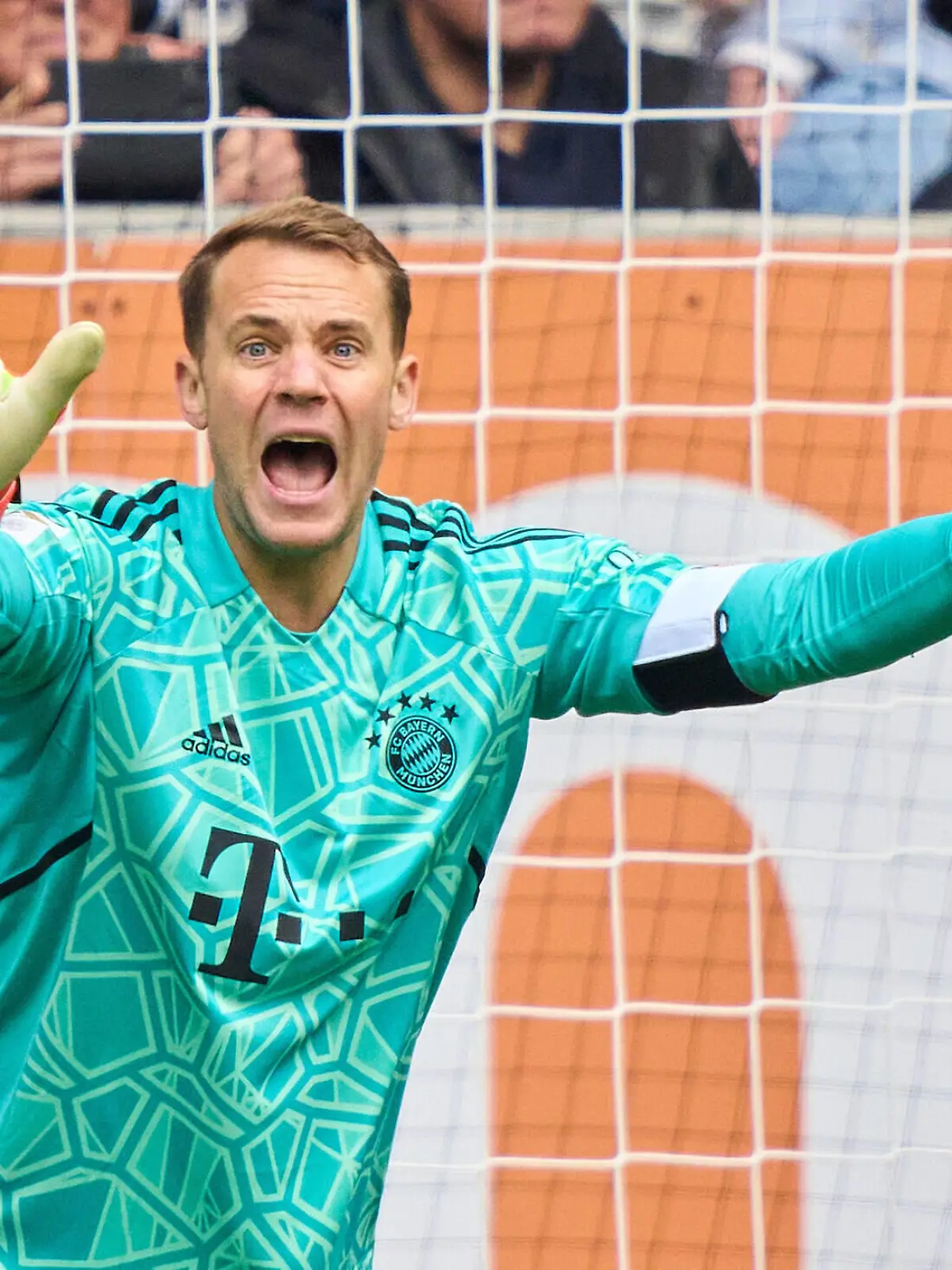 Manuel NEUER, goalkeeper FCB 1 in the match FC AUGSBURG - FC BAYERN MUENCHEN 1-0 1.German Football League on Sept 17, 2022 in Augsburg, Germany. Season 2022/2023, matchday 7, 1.Bundesliga, 7.Spieltag 