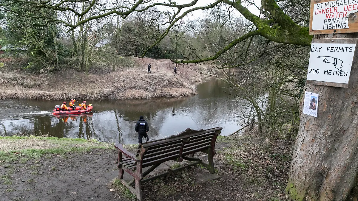 SONDERKONDITIONEN: Satzpreis!
Officers search the banks of the River Wyre as Lancashire Fire and Rescue Service and search the River Wyre in search of missing woman Nicola Bulley, as they pass the bench where a mobile phone was found, pictured in Lancs, Feb 1 2023. / action press