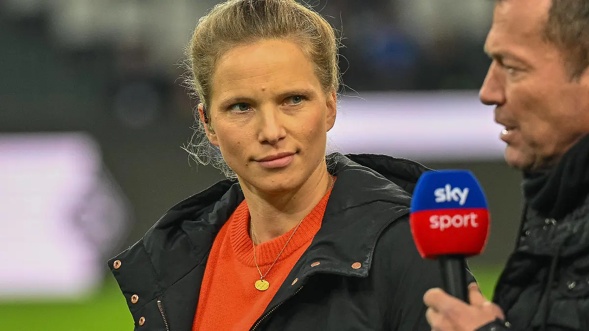 Tabea Kemme und Lothar Matthaeus. VfL Borussia Moenchengladbach vs. FC Schalke 04, Fussball, Bundesliga, 19. Spieltag, Saison 2022/2023, 04.02.2023 DFB/DFL Regulations prohibit any use of Photographs as image sequences and/or quasi-video VfL Borussia Moenchengladbach vs. FC Schalke 04, Fussball, Bundesliga, 19. Spieltag, Saison 2022/2023, 04.02.2023 Moenchengladbach *** Tabea Kemme and Lothar Matthaeus VfL Borussia Moenchengladbach vs FC Schalke 04, Football, Bundesliga, 19 Spieltag, Saison 2022 2023, 04 02 2023 DFB DFL Regulations prohibit any use of Photographs as image sequences and or quasi video VfL Borussia Moenchengladbach vs FC Schalke 04, Football, Bundesliga, 19 Spieltag, Saison 2022 2023, 04 02 2023 Moenchengladbach Copyright: xEibner-Pressefoto/ThomasxHaeslerx EP_EER