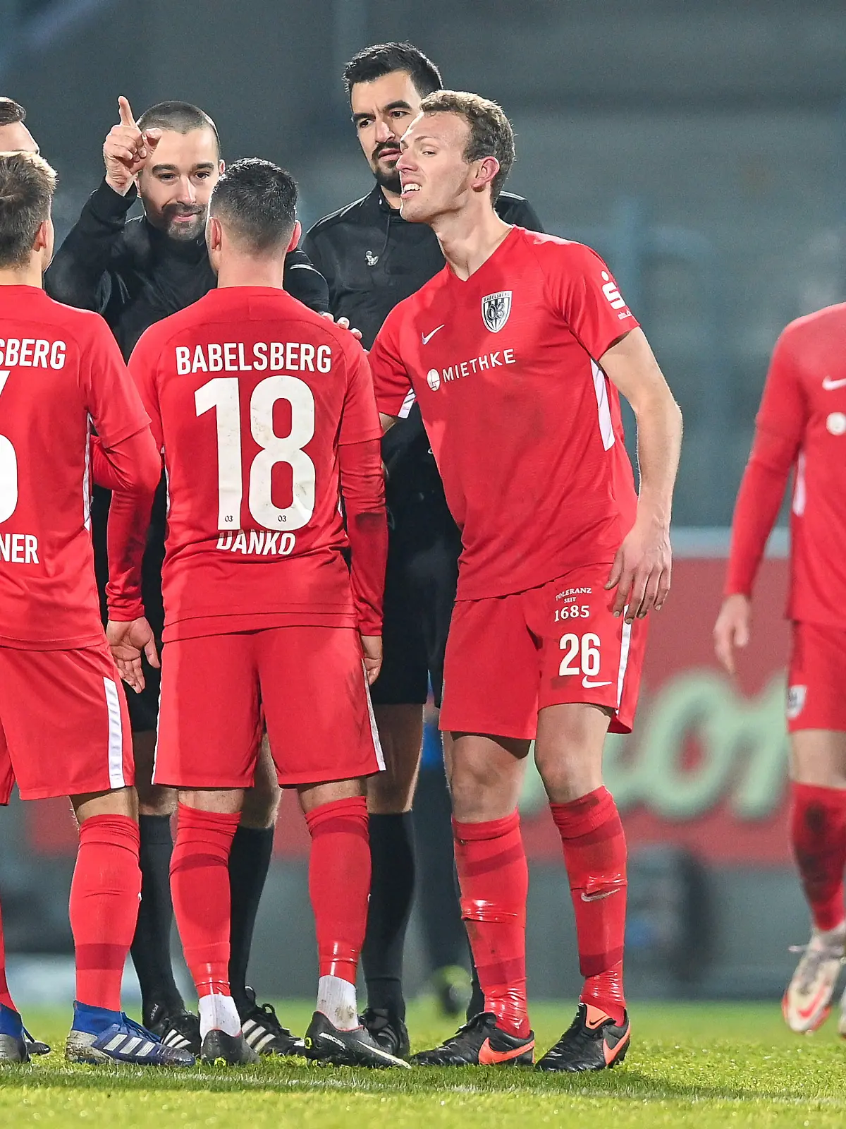 Babelsberger Spieler diskutieren nach Spielende mit Denis Waegert (Schiedsrichter, Referee), 11.12.2021, Chemnitz (Deutschland), Fussball, Regionalliga Nordost, Chemnitzer FC - SV Babelsberg 03