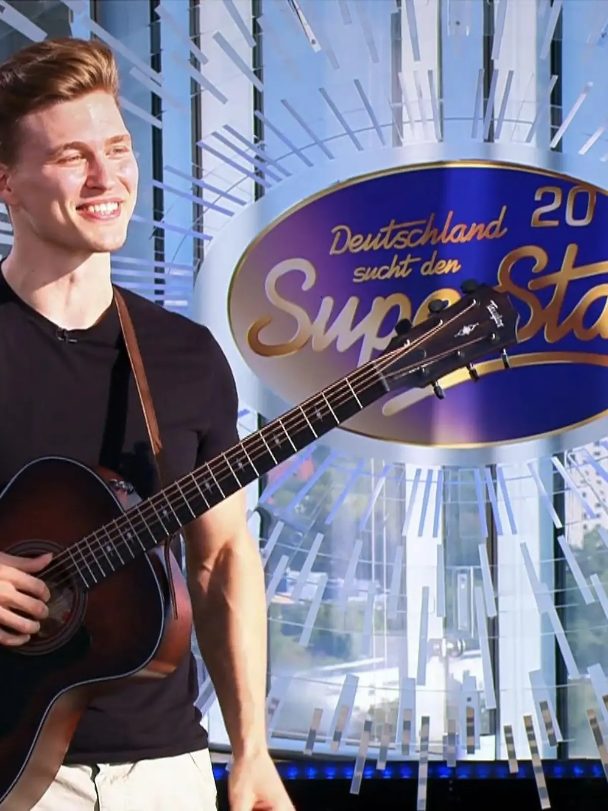 So einen Kandidaten kann man sich doch nur wünschen: Nico, 28 Jahre und Doktorand der Physik. Er ist schlau, er ist sportlich und er scheint auch musikalisch ein Genie zu sein. Eigentlich ein Traum-Kandidat. Warum Dieter Bohlen dennoch skeptisch ist, zeigen wir im Video.