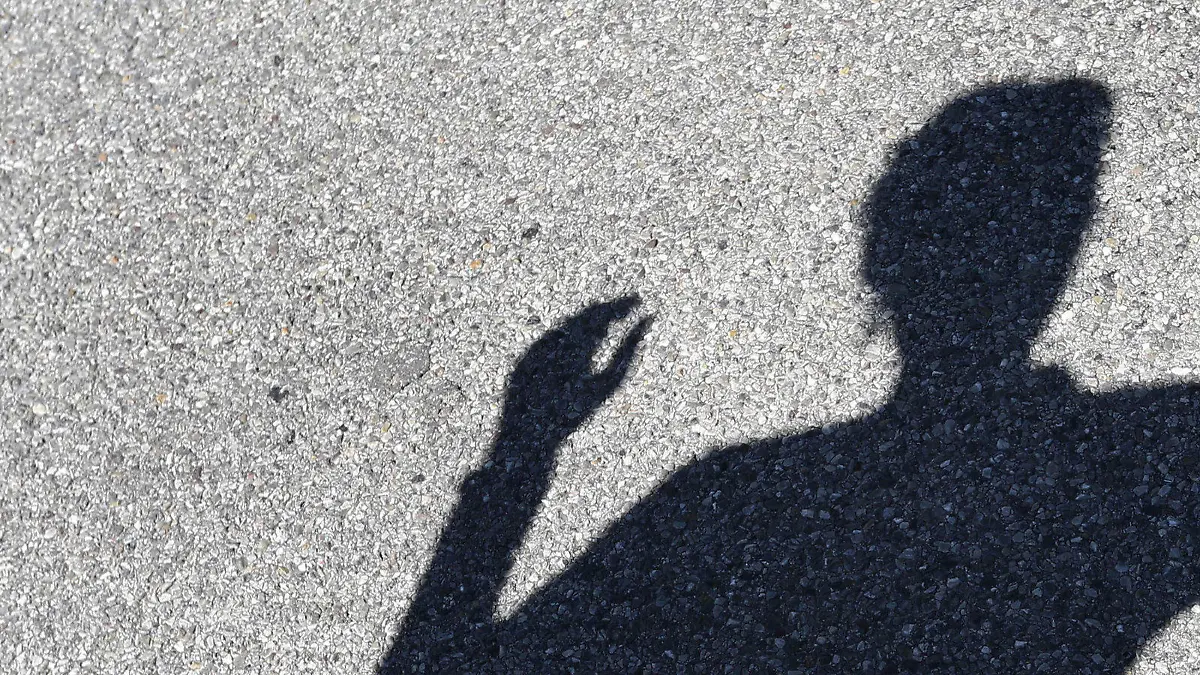 ILLUSTRATION - Ein Mann greift am 24.04.2017 in Ebenhofen (Bayern) nach einer Frau, von beiden sind nur die Schatten zu sehen. (zu dpa-Meldung: «Neue Kriminalstatistik: Mehr Gewalttaten» vom 24.04.2017) Foto: Karl-Josef Hildenbrand/dpa +++(c) dpa - Bildfunk+++
