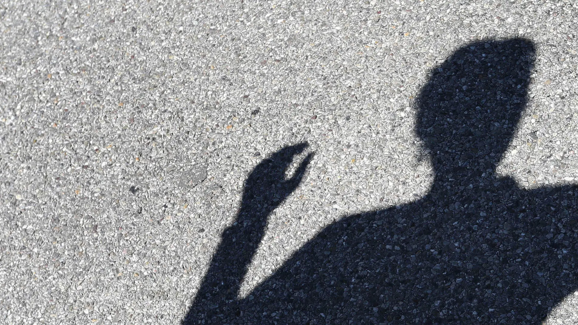ILLUSTRATION - Ein Mann greift am 24.04.2017 in Ebenhofen (Bayern) nach einer Frau, von beiden sind nur die Schatten zu sehen. (zu dpa-Meldung: «Neue Kriminalstatistik: Mehr Gewalttaten» vom 24.04.2017) Foto: Karl-Josef Hildenbrand/dpa +++(c) dpa - Bildfunk+++