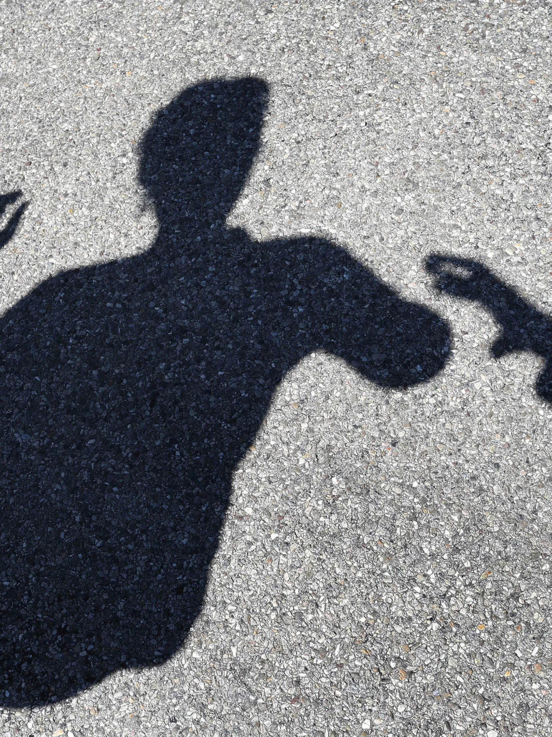 ILLUSTRATION - Ein Mann greift am 24.04.2017 in Ebenhofen (Bayern) nach einer Frau, von beiden sind nur die Schatten zu sehen. (zu dpa-Meldung: «Neue Kriminalstatistik: Mehr Gewalttaten» vom 24.04.2017) Foto: Karl-Josef Hildenbrand/dpa +++(c) dpa - Bildfunk+++