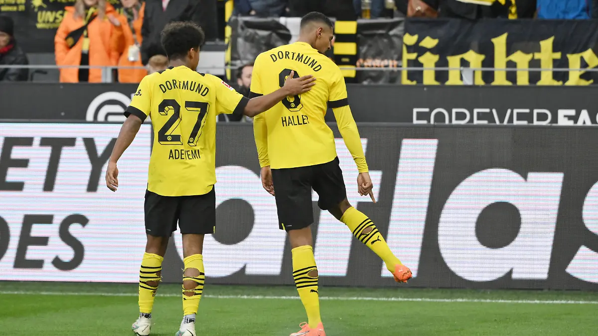 Sebastian Haller Borussia Dortmund, re., zeigt nach seinem Tor auf seinen Fussballschuh mit dem Schriftzug FUCK CANCER 04.02.2023, Fussball GER, Saison 2022 2023, 1. Bundesliga, 19. Spieltag, Borussia Dortmund - SC Freiburg Dortmund Signal Iduna Park Nordrhein Westfalen Deutschland *** Sebastian Haller Borussia Dortmund , re , points after his goal on his football boot with the writing FUCK CANCER 04 02 2023, football GER, season 2022 2023, 1 Bundesliga, 19 matchday, Borussia Dortmund SC Freiburg Dortmund Signal Iduna Park Nordrhein Westfalen Germany Team2