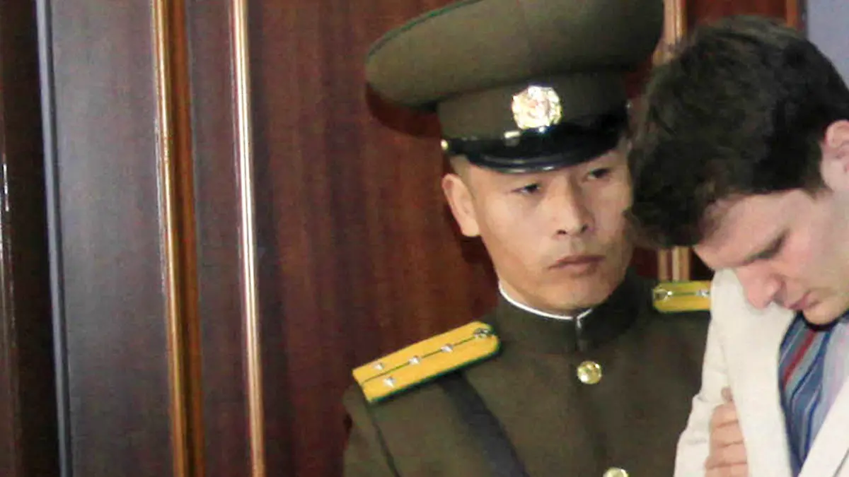 ARCHIV - Der US-Bürger Otto Warmbier (M) wird am 16.03.2016 in einem Gericht in Pjöngjang (Nordkorea) von zwei nordkoreanischen Polizisten eskortiert. Nordkorea hat den in einem Straflager inhaftierten US-Bürger Otto Warmbier freigelassen. Foto: Jon Chol Jin/AP/dpa +++(c) dpa - Bildfunk+++