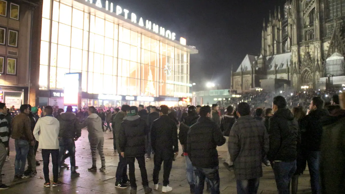 dpatopbilder Zahlreiche Menschen sind am 31.12.2015 in Köln (Nordrhein-Westfalen) auf dem Vorplatz des Hauptbahnhofs zu sehen. In der Silvesternacht waren am Kölner Hauptbahnhof Frauen sexuell belästigt und augeraubt worden. Foto: Markus Böhm/dpa +++(c) dpa - Bildfunk+++