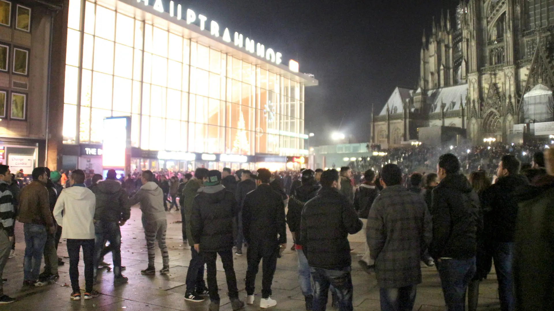 dpatopbilder Zahlreiche Menschen sind am 31.12.2015 in Köln (Nordrhein-Westfalen) auf dem Vorplatz des Hauptbahnhofs zu sehen. In der Silvesternacht waren am Kölner Hauptbahnhof Frauen sexuell belästigt und augeraubt worden. Foto: Markus Böhm/dpa +++(c) dpa - Bildfunk+++