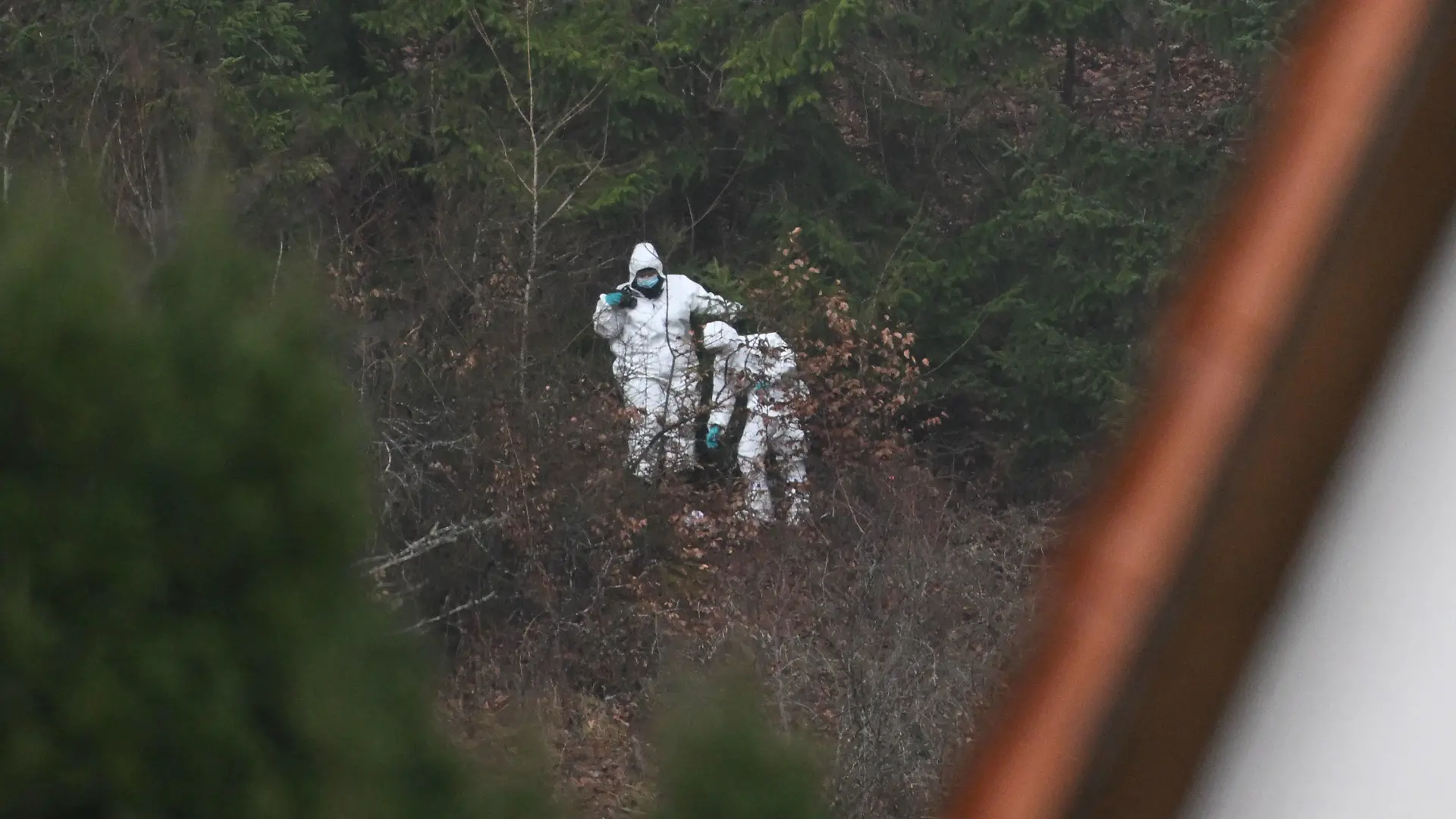 02.02.2023, Baden-Württemberg, Lenningen: Polizeibeamte stehen in einem Waldstück. Bei der Suche nach einem vermissten 16-jährigen Mädchen aus Remshalden bei Stuttgart haben die Ermittler eine Leiche gefunden. Foto: Marijan Murat/dpa +++ dpa-Bildfunk +++