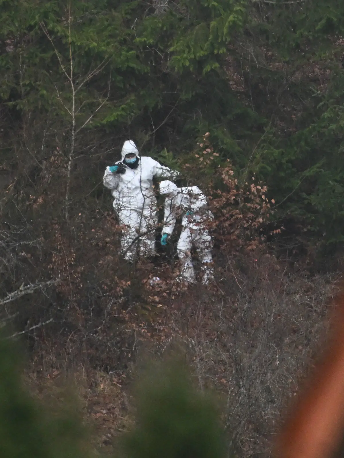 02.02.2023, Baden-Württemberg, Lenningen: Polizeibeamte stehen in einem Waldstück.  Bei der Suche nach einem vermissten 16-jährigen Mädchen aus Remshalden bei Stuttgart haben die Ermittler eine Leiche gefunden. Foto: Marijan Murat/dpa +++ dpa-Bildfunk +++