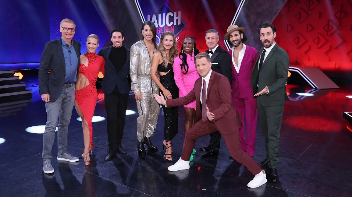 V.l.: Günther Jauch, Kathrin Menzinger, René Casselly, Jorge González, Victoria Swarovski, Motsi Mabuse, Moderator Oliver Pocher, Joachim Llambi, Massimo Sinató und Jan Köppen
Die Verwendung des sendungsbezogenen Materials ist nur mit dem Hinweis und Verlinkung auf RTL+ gestattet.