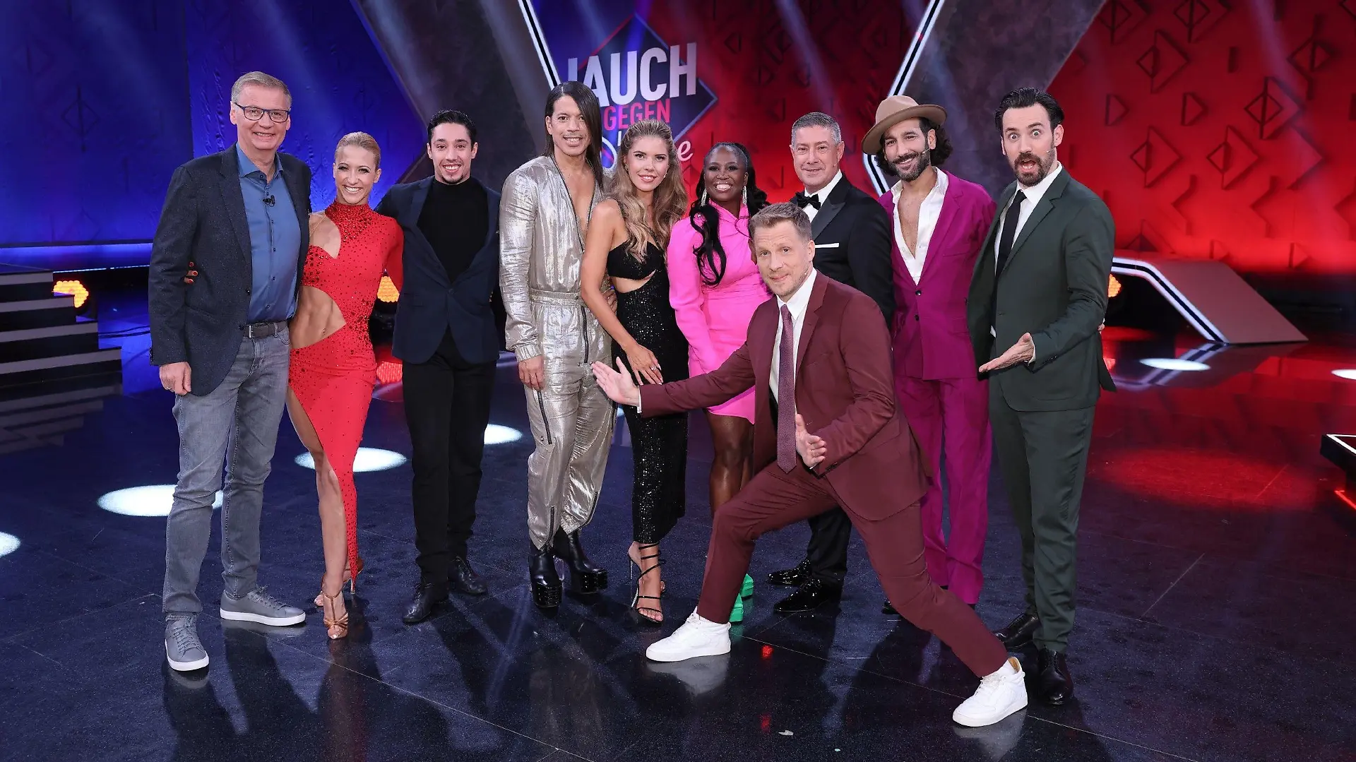 V.l.: Günther Jauch, Kathrin Menzinger, René Casselly, Jorge González, Victoria Swarovski, Motsi Mabuse, Moderator Oliver Pocher, Joachim Llambi, Massimo Sinató und Jan Köppen
Die Verwendung des sendungsbezogenen Materials ist nur mit dem Hinweis und Verlinkung auf RTL+ gestattet.