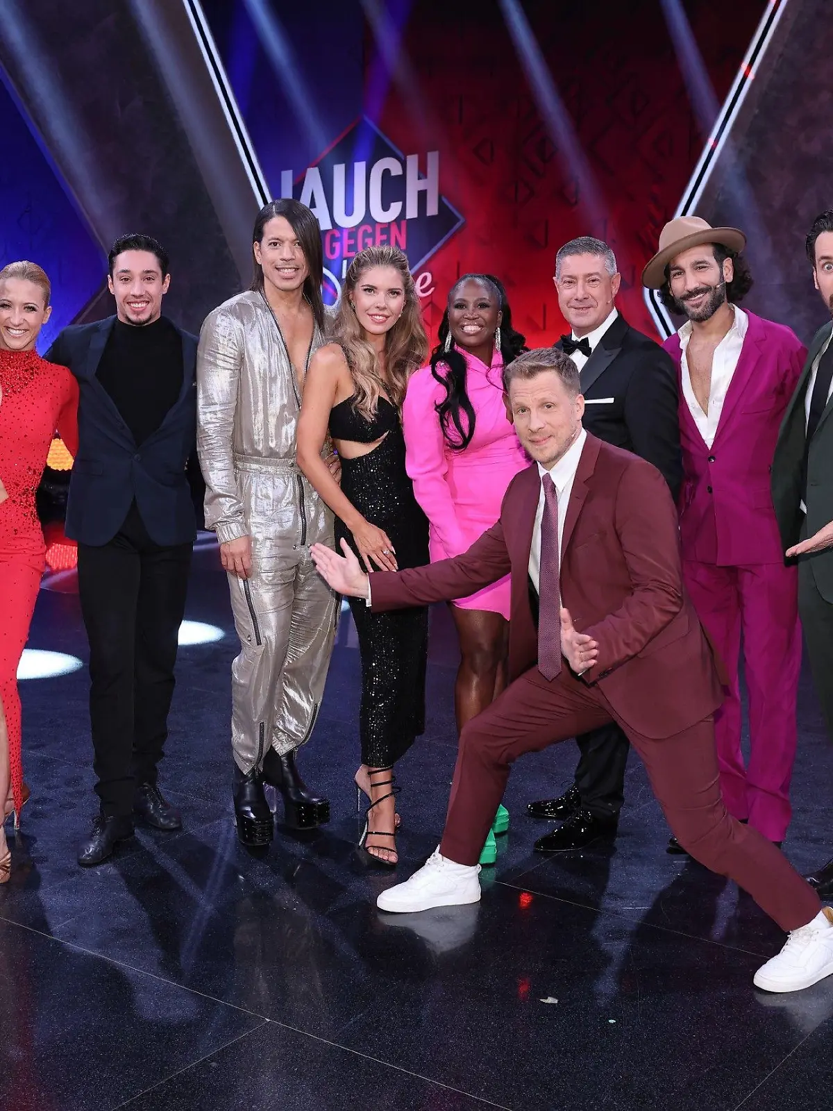 V.l.: Günther Jauch, Kathrin Menzinger, René Casselly, Jorge González, Victoria Swarovski, Motsi Mabuse, Moderator Oliver Pocher, Joachim Llambi, Massimo Sinató und Jan Köppen

Die Verwendung des sendungsbezogenen Materials ist nur mit dem Hinweis und Verlinkung auf RTL+ gestattet.