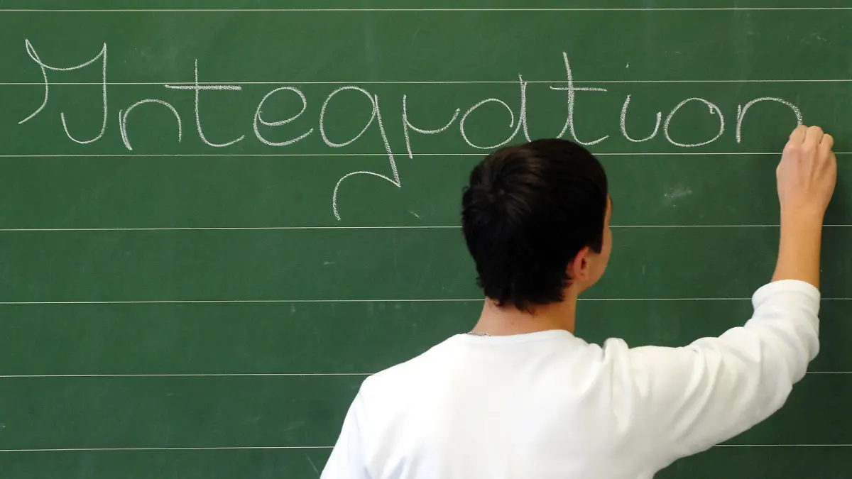 ARCHIV - ILLUSTRATION - Ein Schüler der neunten Klasse an einer Hauptschule in Straubing (Niederbayern) schreibt das Wort «Integration» auf eine Tafel (Archivfoto vom 11.12.2006).  Bundeskanzlerin Merkel lädt am Mittwoch (03.11.2010) zum 4. Integrationsgipfel ins Kanzleramt ein. Foto: Armin Weigel dpa  +++(c) dpa - Bildfunk+++