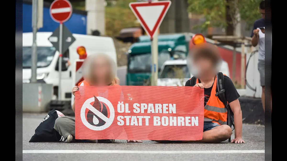 Im September blockierten Luisa S. (22) und ihr Freund Yannick S. (24) mit anderen Klima-Klebern der „Letzten Generation“ den Berufsverkehr in Stuttgart