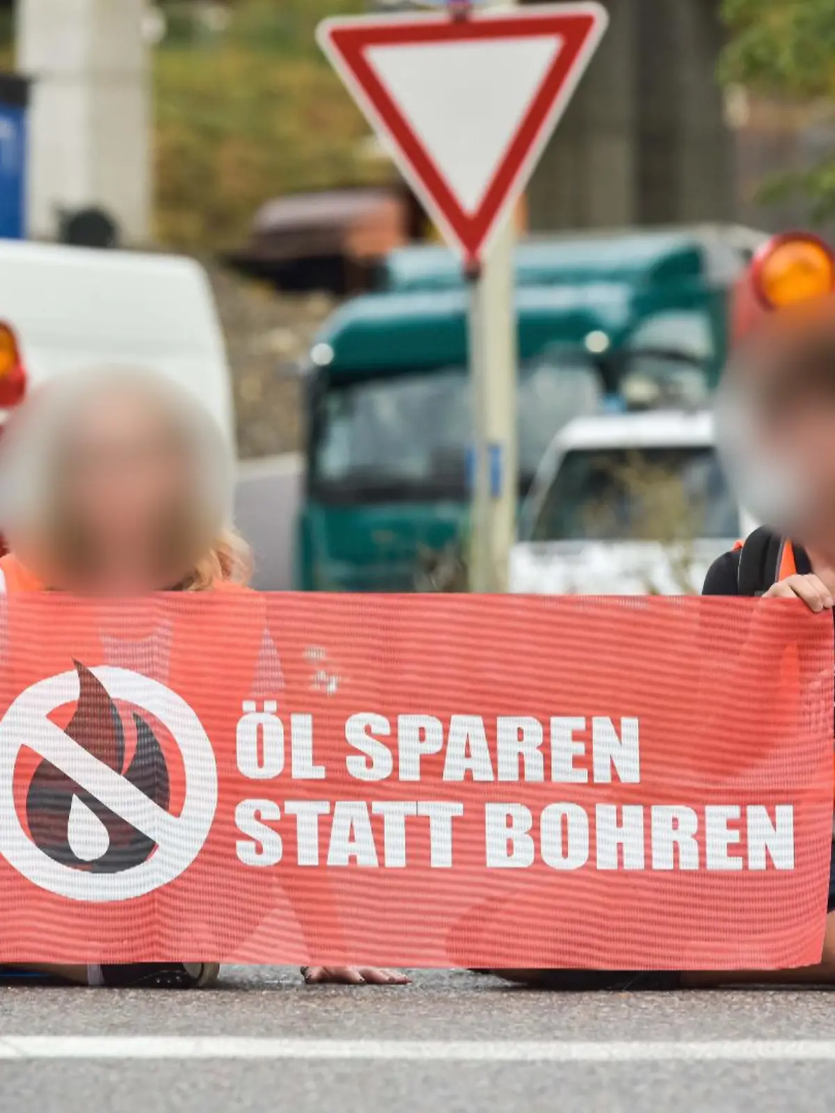 Im September blockierten Luisa S. (22) und ihr Freund Yannick S. (24) mit anderen Klima-Klebern der „Letzten Generation“ den Berufsverkehr in Stuttgart