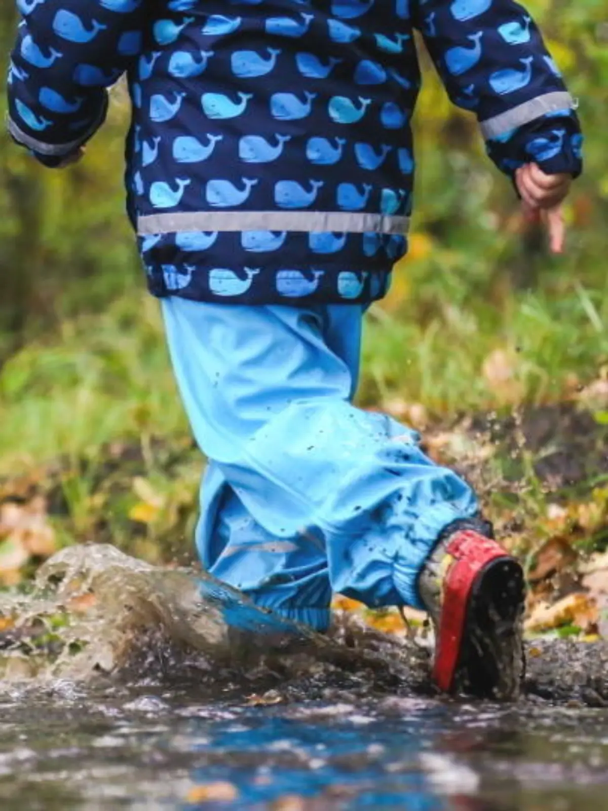 Liebend gern erinnern wir uns an die Zeit, als wir noch Kinder waren und das Spielen in der Natur genau dann am meisten Spaß gemacht hat, wenn wir durch die größten Regenpfützen springen konnten oder den besten Schlammkuchen gebacken haben! Warum dieses Verhalten so wichtig und gesund für ein Kind ist, erfährst du in unserem Video.