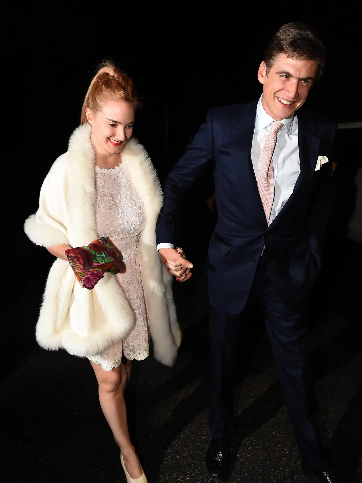Das Brautpaar Hugo Wilson und Prinzessin Maria Theresia von Thurn und Taxis kommen am 12.09.2014 in München (Bayern) in die Nobeldiscothek P1 zu ihren Polterabend. Maria Theresia (33) heiratet in Tutzing am Starnberger See am 13.09.2014 ihren zwei Jahre jüngeren Verlobten Hugo Wilson. Foto: Felix Hörhager/dpa