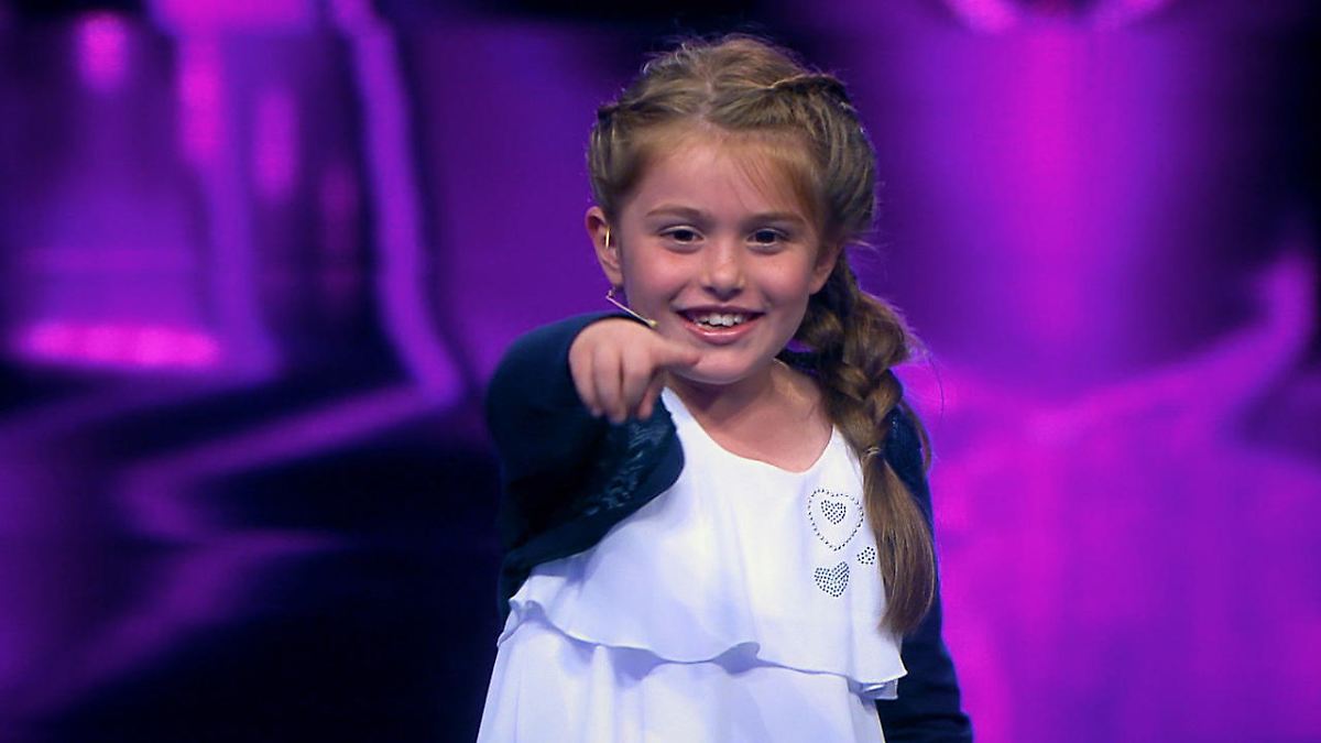 Jamoat plyajida yosh yalangoch fotosini tomosha qiling