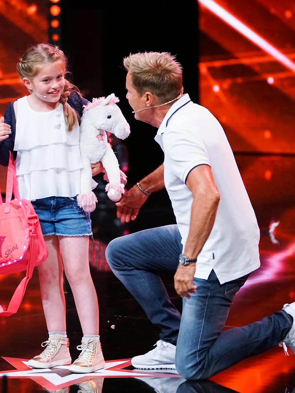 Valentina Özkaya - Sängerin aus Leverkusen bekommt von Jurymitglied Dieter Bohlen die Schuhe zu gebunden.