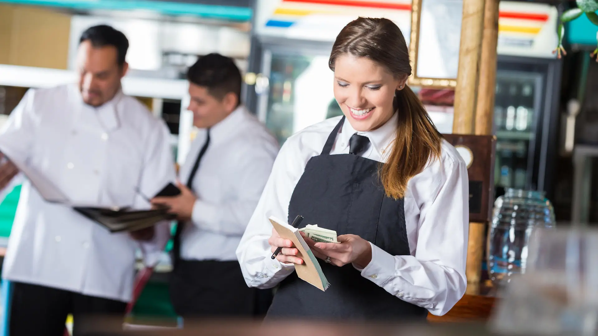 So viel Trinkgeld ist angemessen! Im Restaurant oder Hotel nicht knickrig sein?