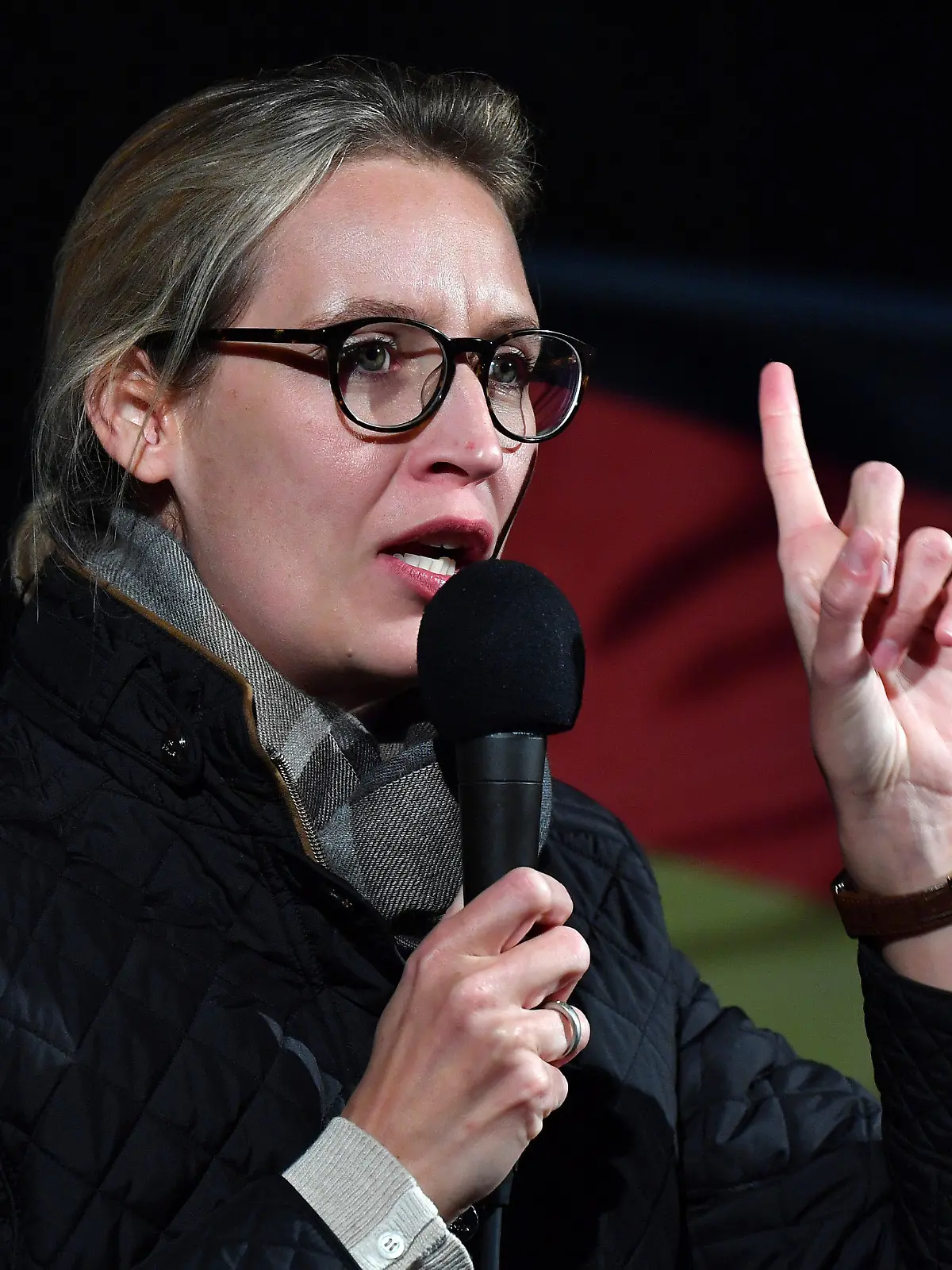 Alice Weidel, AfD-Spitzenkandidatin für die Bundestagswahl 2017, spricht am 12.09.2017 auf dem Holzmarkt in Jena (Thüringen) während einer Wahlkampfveranstaltung der AfD. Foto: Martin Schutt/dpa-Zentralbild/dpa +++(c) dpa - Bildfunk+++