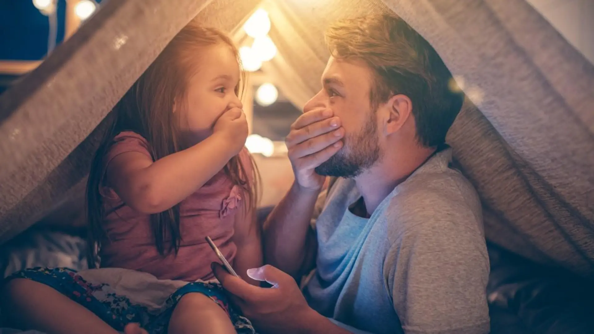Vater und Tochter spielen