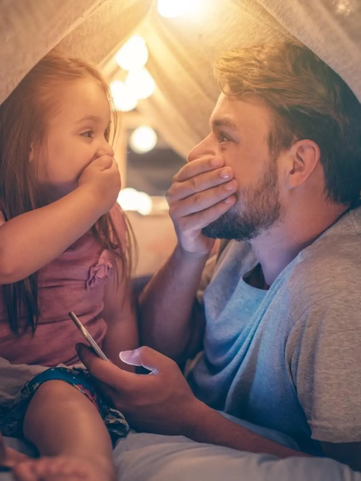 Vater und Tochter spielen