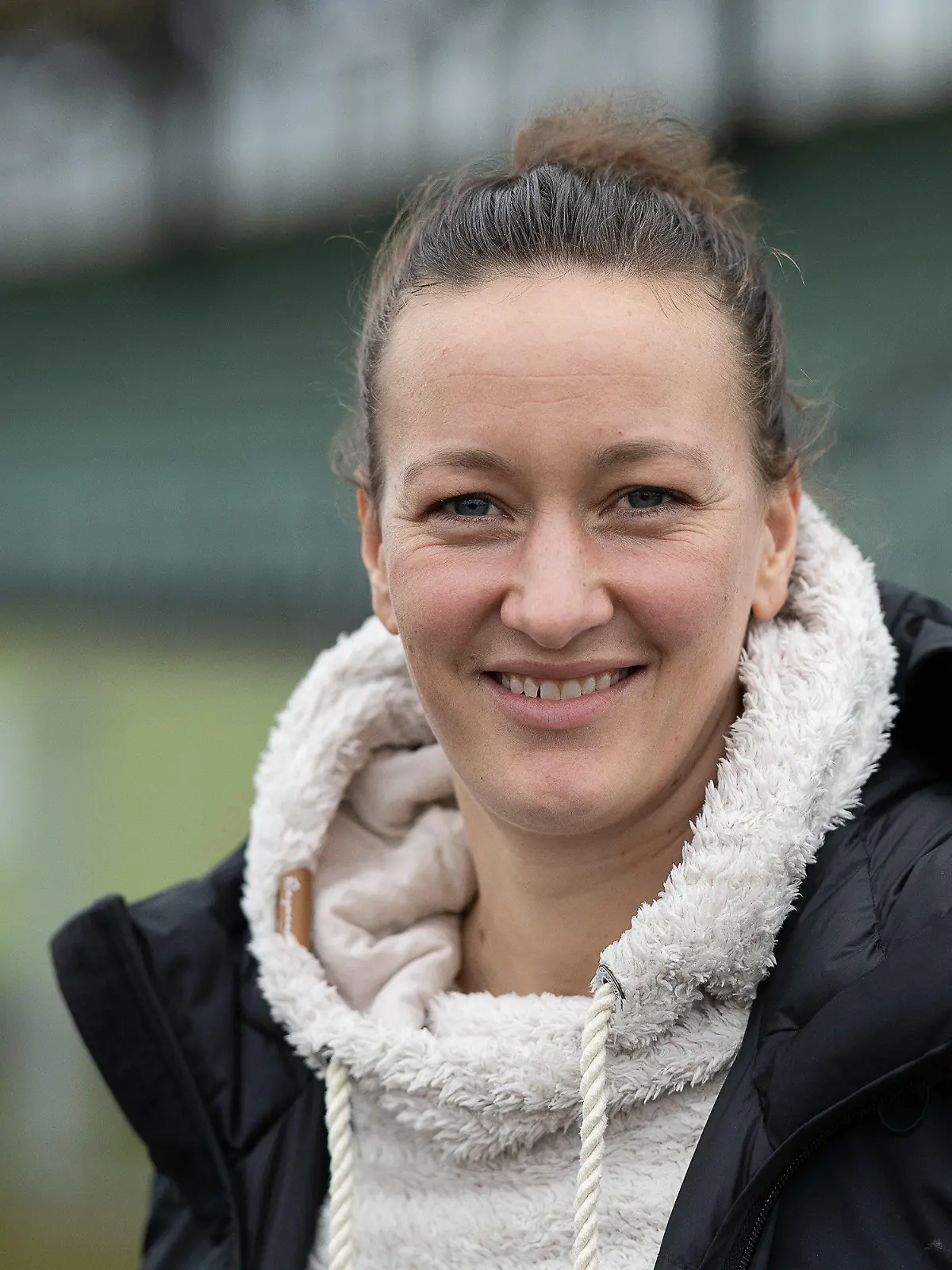 ARCHIV - 14.12.2021, Niedersachsen, Wolfsburg: Almuth Schult, Torhüterin des Fußball-Bundesligisten VfL Wolfsburg, lächelt im VfL-Stadion in die Kamera. Schult ist erneut schwanger. (zu dpa: «Torhüterin Almuth Schult ist erneut schwanger») Foto: Swen Pförtner/dpa +++ dpa-Bildfunk +++